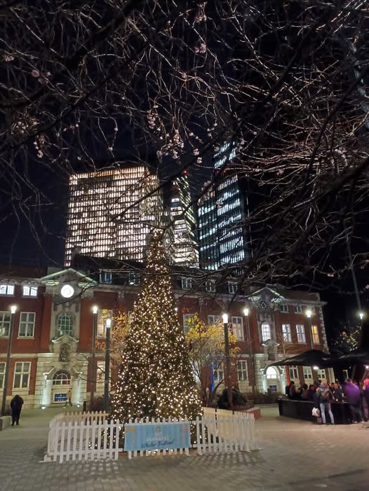 Christmas tree in Aldgate Square
